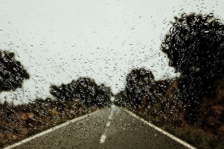 Conduire sous la pluie : Mesures de sécurité à suivre