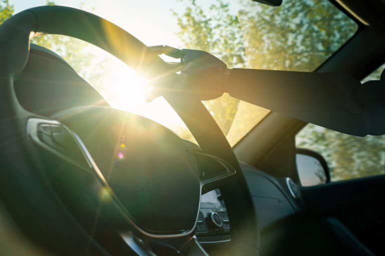Voiture au soleil : protéger l&rsquo;habitacle et les enfants | Auto MM