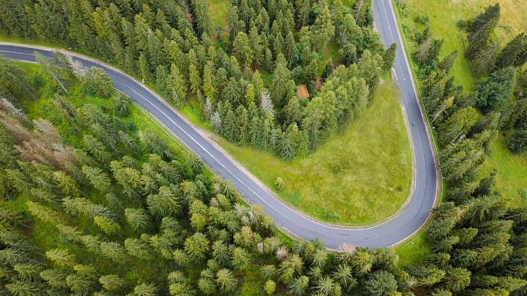 Freins en montagne : comment rouler en sécurité en descente de col